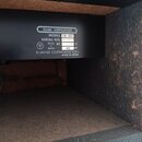 Detailní záběr na zadní část černého basového zesilovače v šasi. Na zařízení je viditelný štítek s nápisy BASS AMPLIFIER, MODEL EB-401 a SERIAL NO. H…