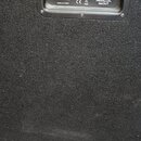 Detail zadního panelu basového komba v černém provedení. Na panelu je logo EDEN, označení modelu EX410 a sériové číslo SER. NO 1009E0244. Jsou zde vi…