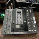 Stříbrný studiový procesor s nápisem Solid State Logic na spodní liště. Zařízení obsahuje řadu otočných knoflíků, posuvníků a tlačítek v sekcích FILT…