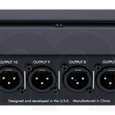 Černý rackový panel s 16 XLR konektory, které jsou označeny jako OUTPUT 1 až OUTPUT 16. Na levé straně je nápis ROTATABLE RACK EAR a symbol CE, na pr…