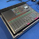Digitální mixážní pult Soundcraft Si Compact umístěný v transportním kufru s hliníkovými hranami. Zařízení je černé, vybaveno řadou posuvníků, barevn…