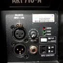 Detailní pohled na zadní panel černého elektronického zařízení s nápisem ART 710-A MK5. Panel obsahuje jeden XLR vstup s označením NEUTRIK, jeden kon…