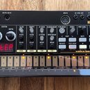 Černý elektronický drum machine s nápisem KORG a modelem volta beats. Zařízení obsahuje červený digitální displej, řadu bílých tlačítek a ovládacích…