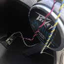 Detailní pohled na zadní část reproduktoru s černým magnetem a připevněnými barevnými vodiči. Na štítku je bílé logo Pyle, modrý nápis Sheffield a če…