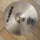 Kovový činel v přirozené zlatavé barvě s viditelným rajskováním. Na povrchu je černý nápis MEINL s logem a logo CLASSICS s doplňkem CAST BRONZE. Povr…