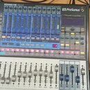 Digitální mixážní pult v bílo-modré barvě s nápisy STUDIOLIVE 16.0.2 a PreSonus. Zařízení obsahuje řadu posuvníků, tlačítek a digitální displej v pra…
