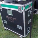 Černý transportní case s hliníkovými hranami a zeleným horním profilem. Na přední straně je bílý nápis Soundcraft Vi1 a tři malé průhledná okénka. Ca…