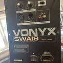 Zadní strana černého elektronického zařízení s nápisy VONYX a SWAI8. Horní část obsahuje dva otočné ovladače označené VOLUME (-∞, MAX) a FREQUENCY (3…