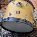 Světle žlutý basový buben s černými obručemi a chromovaným kováním. Na korpusu je čtvercový štítek s nápisy SONOR a SONIC PLUS II GERMAN CRAFTED. Na…
