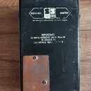 Černý obdélníkový zesilovač s texturou v horní a dolní části. Na horní straně je bílý nápis „instrument amplifier“ a logo „Sola Sound“, pod kterým je…