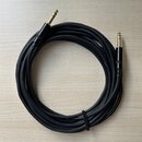 Černý audio kabel s pozlacenými 6,3mm jack konektory na obou koncích. Kabel je svinutý do kruhu a upevněný černým suchým zipem. Povrch kabelu i konek…