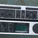 Dvě rackové jednotky v kovovém šasi. Horní zařízení nese nápisy COMPOSER PRO, MODE INTERACTIVE DYNAMICS PROCESSOR MDX 2200 s ovládacími prvky pro Exp…