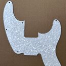 Bílý pickguard s perleťovým vzorem pro elektrickou kytaru. Díl má specifický asymetrický tvar s vyřezanými otvory pro šrouby. Povrch je hladký a bez…