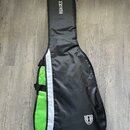 Černý softcase na hudební nástroj s bílým pruhem a limegreenovým detailem na boku. V horní části je svisle umístěný bílý nápis HERGET a v dolní pravé…