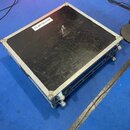 Černý transportní case s hliníkovými hranami a kovovými rohy. Na horní straně je nalepený bílý štítek s nápisem Soundcraft 24. Povrch case vykazuje z…