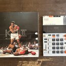 Na fotografii je bílý sampler s nápisy KO II, サンプラー a 64 MB SAMPLER COMPOSER. Zařízení má řadu tlačítek, posuvníky a červené ovládací prvky. Vedle př…
