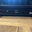 Zadní panel kytarového komba značky Marshall. Jsou zde vidět tři výstupy LOUDSPEAKERS (8 OHM, 8 OHM, 16 OHM), vstupy RETURN a SEND označené jako FX L…
