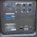 Zadní panel aktivního subwooferu značky SAMSON, model RSX18a. Na horním modrém panelu jsou umístěny ovratový regulátor MASTER VOLUME, přepínač PHASE…