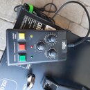 Černý ovládací panel s nápisy TIMER ON/OFF, CONTINUOUS a MANUAL. Obsahuje tři barevné tlačítka (žluté, červené, zelené) a tři otočné ovladače s popis…