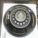 Černý reproduktor umístěný na bílém podkladu. Na středovém krytu je nápis CELESTION a modelové označení B300-12-300. Na spodní části rámu je viditeln…