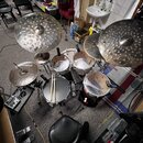 Sestava bicích nástrojů s činely v kovovém a stříbrném provedení. Na činelech je viditelný nápis Istanbul Agop. Soubor obsahuje tři tom-tomy, jeden s…