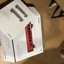 Bílá krabice od přístroje s nápisy THRUST BQ500 a tc electronic. Na krabici je zobrazen červený basový zesilovač s ovládacími prvky a nápisy jako BAS…