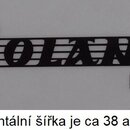 Detailní záběr na černé logo s nápisem Jolana, které je stylizované do vodorovných linií. Pod hlavním nápisem je umístěno slovo KRNOV. V dolní části…