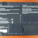 Záběr na zadní stranu černého efektpedálu z plastu. Na povrchu je bílý text s instrukcemi k ovládání funkcí Compressor, Boost footswitch a Phase. V d…