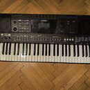 Černý digitální klavír značky YAMAHA, model PSR-E463. Nástroj má plastové tělo s integrovanými reproduktory po stranách a ovládací panelem s množstvs…