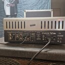 Zadní panel kytarového zesilovače značky Carvin, model V3M USA. Na povrchu jsou vidět různé přepínače, konektory a nápisy, včetně sériového čísla SER…