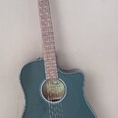 Akustická kytara s cutawayem v tmavě modrozelené barvě. Na hlavě hmatníku je bílé logo Fender a uvnitř ozvučovacího otvoru štítek s nápisem Fender CA…