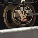 Fotografie zachycuje kytarový reproduktor v černém rámečku. Na středovém krycí štítku je uveden název CELESTION, model G10 VT Jr. a výkon 50-watt, v…