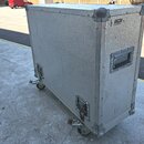 Stříbrný transportní case s texturovaným povrchem a kovými hranami. V horní části je viditelný černý štítek s bílým nápisem "MGM cases". Case je vyba…