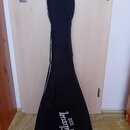 Černý textilní obal (gig bag) na kytaru v typickém tvaru. V dolní části je bílý nápis Gibson USA. Povrch obalu vypadá čistě a bez viditelného opotřeb…