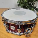 Bílá Membrána s nápisem REMO je natažená na červený buben s chromovaným obručováním a mechanismy. Na korpusu je vidět logo DW s nápisem drums. Povrch…