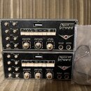 Dvě černé elektronické jednotky Synacord Echocord SUPER s ovládacími knoflíky a přepínači. Na předních panelech jsou nápisy ECHO, NACHHALL REVERB, AD…