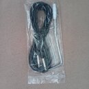 Černý kabel s dvěma konektory typu jack, sbalený v průhledném plastovém sáčku. V sáčku se nachází rovněž kovový předmět s bílým plastovým koncem. Na…