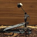 Fotografie zobrazuje bicí pedál v kovovém provedení s černými plasty. Na stupni je viditelný nápis "SPEED PEDAL". Konstrukce vykazuje známky běžného…