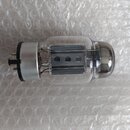 Elektronová lampa v pro suốtné skleněné obálce s kovovou základnou a vrškem. Uvnitř jsou vidět vnitřní elektrody a kovové komponenty. Na povrchu nejs…