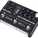 Černý kytarový pedál s nápisy Two notes AUDIO ENGINEERING a Revolt Bass ANALOG AMP SIM. Zařízení má tři sekce s ovládacími knoflíky označenými jako C…