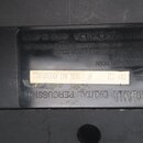 Detailní pohled na černý plastový štítek s technickými údaji. Je na něm uveden nápis YAMAHA DIGITAL PERCUSSION, MODEL DD-12 a SÉR.NO.0038982. Text ob…