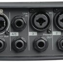 Černý elektronický přístroj s řadou konektorů. Na horní řadě jsou tři XLR vstupy s nápisy NEUTRIK a označením IN 1, 2 a 3, dále Line IN 4/5 a konekto…