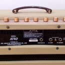 Zadní strana kytarového komba v béžové barvě. Na černém ovládacím panelu jsou nápisy MODEL: AT40, A PRODUCT OF: AXL MUSICAL INSTRUMENTS CO., LTD. a M…