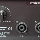 Detail zadní strany černého elektronického zařízení. Je zde otočný knoflík s nápisem HIGH RANGE a stupnicí od 0, dva konektory označené IN a OUT a bí…