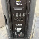 Zadní panel černého aktivního reproduktoru s nápisem the ubox. Panel obsahuje ovládací prvky Volume, Bass a Treble, červenou kontrolku CLIP a vstupy…