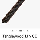 Fotografie zachycuje hmatník a hlavu akustické kytary v tmavě hnědé barvě. Na hlavě je bílý nápis Tanglewood a v dolní části obrázku text Tanglewood…