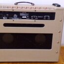Zadní strana kytarového komba v béžovém provedení. Na černém ovládacím panelu jsou nápisy MODEL AT40, CE a ALL MUSICAL INSTRUMENTS CO., LTD. V dolní…