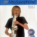 Fotografie zobrazuje obal učebnice s názvem A New Tune A Day for Alto Saxophone Book 1 by Ned Bennett. Na obálce je vyobrazen chlapec v černém tričku…