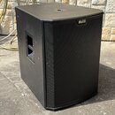 Černý basový reproduktor v hranatém dřevěném nebo MDF provedení s kovovou ochrannou mřížkou. Na horní hraně přední strany je umístěno logo ALTO PROFE…
