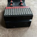 Černý kytarový pedál s nápisem MULTI BAND DISTORTION. Horní část obsahuje dva červené ovládací knoflíky a značku YAMAHA s označením MD-2. Šlapací plo…